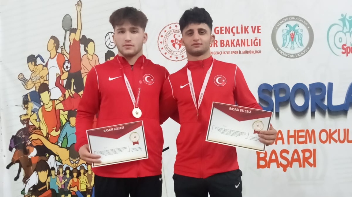Erzincan Grekoromen Güreş Müsabakalarında Rize Anadolu İmam Hatip Lisesi Öğrencileri Grup Şampiyonu Oldu!